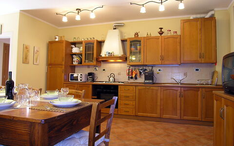 Villino Setteponti: Cabinetry, Möbel, Countertop, Tabelle, Haushaltsgerät, Holz, Küche, Interior Design, Beleuchtung, Küchengerät