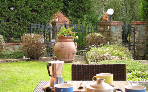 Villino Setteponti: Pflanze, Geschirr, Dishware, Drinkware, Tasse, Servierware, Kaffeetasse, Teetasse, Gras, Baum