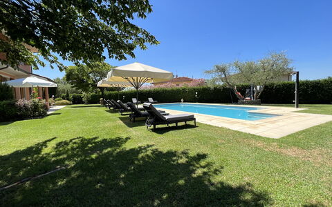 Villino Setteponti: Pflanze, Himmel, Schatten, Gartenmöbel, Baum, Grundstueck, Gras, Freizeit, Schwimmbad, Landschaft