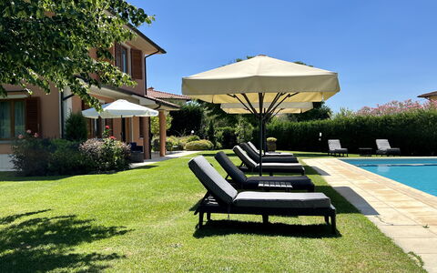 Villino Setteponti: Pflanze, Himmel, Gebäude, Wasser, Couch, Schatten, Gartenmöbel, Baum, Fenster, Sonnenliege