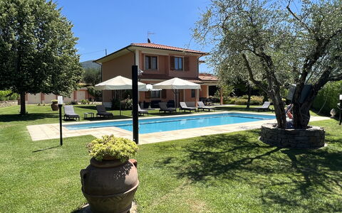 Villino Setteponti: Pflanze, Himmel, Wasser, Eigentum, Gebäude, Schwimmbad, Baum, Schatten, Blumentopf, Stuhl