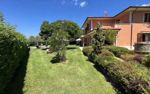 Villino Setteponti: Pflanze, Himmel, Eigentum, Gebäude, Fenster, Grundstueck, Baum, Vegetation, Haus, Wolke