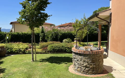 Villino Setteponti: Pflanze, Himmel, Gebäude, Baum, Grundstueck, Gras, Haus, Strauch, Landschaft, Wohngebiet