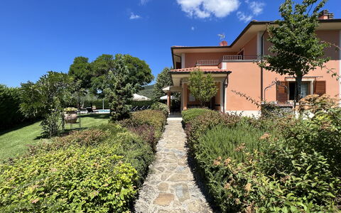Villino Setteponti: Himmel, Pflanze, Wolke, Eigentum, Gebäude, Fenster, Baum, Grundstueck, Die Architektur, Haus