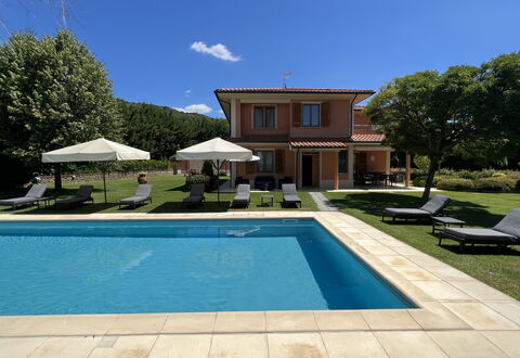 Villino Setteponti: Pflanze, Himmel, Eigentum, Wasser, Schwimmbad, Gebäude, Azurblau, Schatten, Wolke, Gras