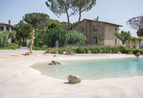 Villa Tavernacce: Wasser, Himmel, Pflanze, Gebäude, Wasservorräte, Fenster, Baum, Azurblau, Haus, Arecales