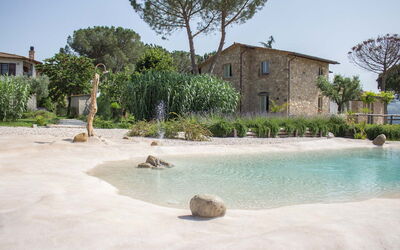 Villa Tavernacce: Wasser, Himmel, Pflanze, Gebäude, Wasservorräte, Fenster, Baum, Azurblau, Haus, Arecales