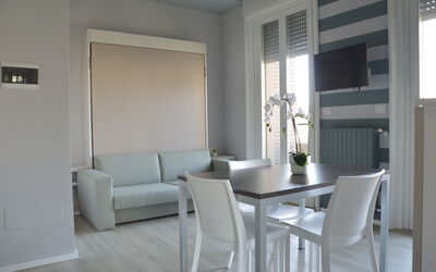 Pavia Tower: Möbel, Eigentum, Couch, Tabelle, Gebäude, Stuhl, Holz, Rollo, Interior Design, Fenster