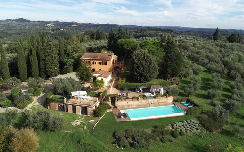Villa Tresanti: Pflanze, Himmel, Wolke, Gebäude, Baum, Fenster, Grundstueck, Natürliche Landschaft, Gras, Landschaft