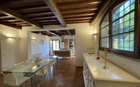 Villa Tresanti: Cabinetry, Möbel, Countertop, Zapfhahn, Sinken, Fenster, Holz, Küche, Tabelle, Interior Design