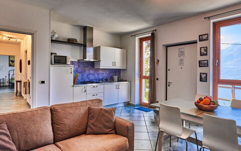 Bellano 16: Bilderrahmen, Möbel, Couch, Fenster, Blau, Tabelle, Interior Design, Beleuchtung, Holz, Wohnzimmer