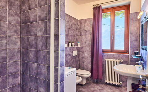 Bellano 16: Eigentum, Lila, Badezimmer, Sinken, Blau, Armatur, Holz, Interior Design, Gebäude