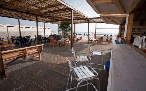 Baraka Apartments: Eigentum, Himmel, Holz, Schatten, Interior Design, Stuhl, Fussboden, Gartenmöbel, Flooring, Freizeit