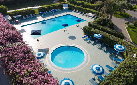 Baraka Apartments: Schwimmbad, Resort, Gartenmöbel, Hotel, Hof, Ferienort, Eco Hotel, Water Feature