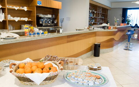 Baraka Apartments: Essen, Geschirr, Gebäude, Küche, Interior Design, Countertop, Gericht, Zutat, Dishware