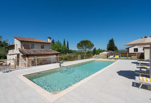 Villa Noemi: Wasser, Himmel, Eigentum, Gebäude, Schwimmbad, Azurblau, Pflanze, Fenster, Baum, Freizeit