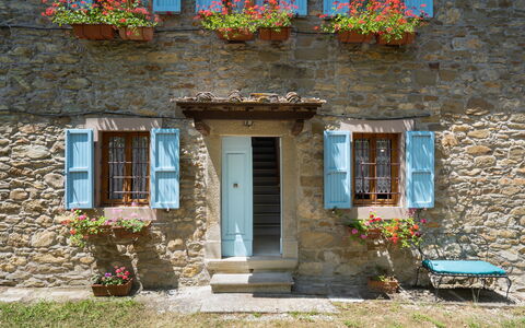 Villa La Vigna: Pflanze, Gebäude, Fenster, Daytime, Eigentum, Blume, Azurblau, Blatt, Tür, Holz