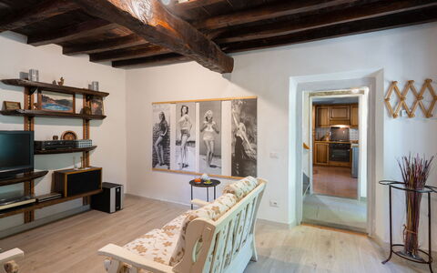 Villa La Vigna: Bilderrahmen, Möbel, Tabelle, Holz, Interior Design, Beleuchtung, Wohnzimmer, Fussboden, Flooring, Hartholz