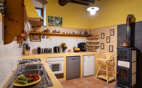 Villa La Vigna: Eigentum, Cabinetry, Countertop, Gebäude, Bilderrahmen, Küchengerät, Holz, Küche, Haushaltsgerät, Interior Design