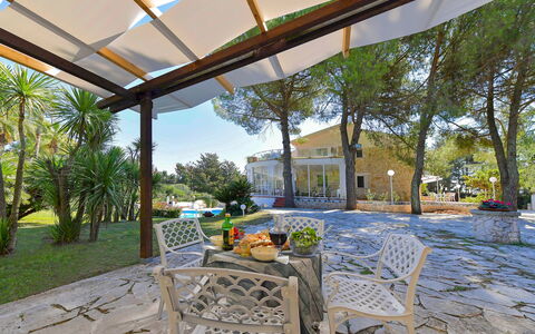 Villa Sole Martina Franca: Pflanze, Schatten, Gebäude, Himmel, Baum, Gartenmöbel, Freizeit, Wohngebiet, Hütte, Landschaft