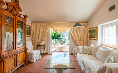 Villa Sole Martina Franca: Möbel, Interior Design, Flooring, Fussboden, Couch, Holz, Decke, Beleuchtung, Wohnzimmer, Zimmer