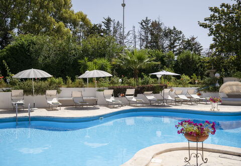Villa Sole Martina Franca: Schwimmbad, Gartenmöbel, Möbel, Regenschirm, Resort, Sonnenliege, Stuhl, Eco Hotel, Freizeit, Schatten
