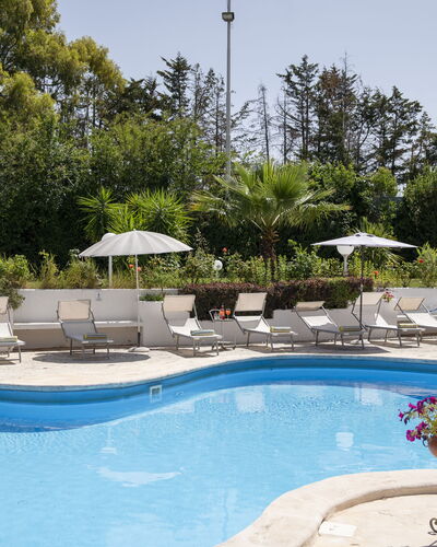 Villa Sole Martina Franca: Schwimmbad, Gartenmöbel, Möbel, Regenschirm, Resort, Sonnenliege, Stuhl, Eco Hotel, Freizeit, Schatten