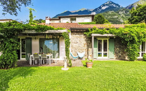 Villa Ulivo: Haus, Strauch, Zuhause, Garten, Ground, Gebirge, Hütte, Rasen, Estate, Hazienda
