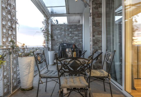 Florence Suite Apartment: Eigentum, Möbel, Stuhl, Interior Design, Holz, Gebäude, Pflanze, Haus, Himmel, Tabelle