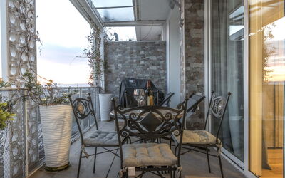 Florence Suite Apartment: Eigentum, Möbel, Stuhl, Interior Design, Holz, Gebäude, Pflanze, Haus, Himmel, Tabelle