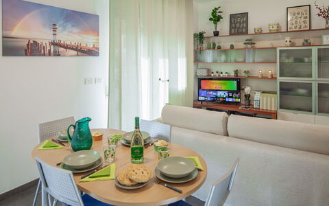 Apartment Serena - Levanto: Tabelle, Möbel, Eigentum, Couch, Azurblau, Interior Design, Regal, Die Architektur, Bilderrahmen, Geschirr