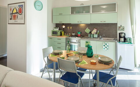 Apartment Serena - Levanto: Eigentum, Möbel, Tabelle, Stuhl, Cabinetry, Beleuchtung, Interior Design, Regal, Zimmerpflanze, Grundeigentum