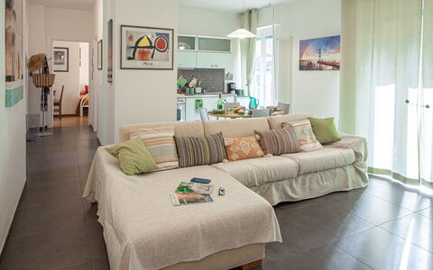 Apartment Serena - Levanto: Couch, Möbel, Bilderrahmen, Tabelle, Komfort, Beleuchtung, Holz, Gebäude, Interior Design, Wohnzimmer