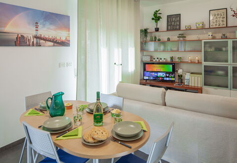 Apartment Serena - Levanto: Tabelle, Möbel, Eigentum, Couch, Azurblau, Interior Design, Regal, Die Architektur, Bilderrahmen, Geschirr