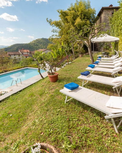 Villa In Garfagnana: Pflanze, Himmel, Wasser, Wolke, Schwimmbad, Gartenmöbel, Natürliche Landschaft, Baum, Die Architektur, Freizeit