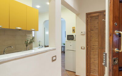 Vintage Apartment in Florence: Cabinetry, Gebäude, Zapfhahn, Sinken, Countertop, Tür, Interior Design, Haus, Holz