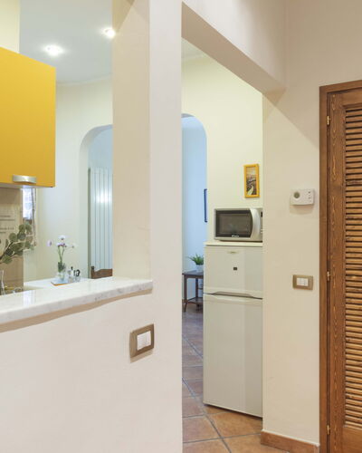 Vintage Apartment in Florence: Cabinetry, Gebäude, Zapfhahn, Sinken, Countertop, Tür, Interior Design, Haus, Holz