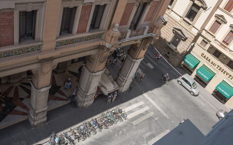 Duomo Suite: Fenster, Gebäude, Urban Design, Strassenbelag, Auto, Fassade, Wahrzeichen, Strasse, Stadt, Fahrzeug