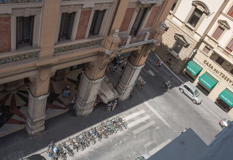 Duomo Suite: Fenster, Gebäude, Urban Design, Strassenbelag, Auto, Fassade, Wahrzeichen, Strasse, Stadt, Fahrzeug