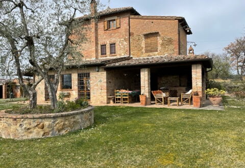 Villa Nibbiano: Pflanze, Himmel, Gebäude, Fenster, Haus, Baum, Grundstueck, Holz, Gras, Hütte