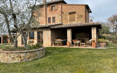 Villa Nibbiano: Pflanze, Himmel, Gebäude, Fenster, Haus, Baum, Grundstueck, Holz, Gras, Hütte