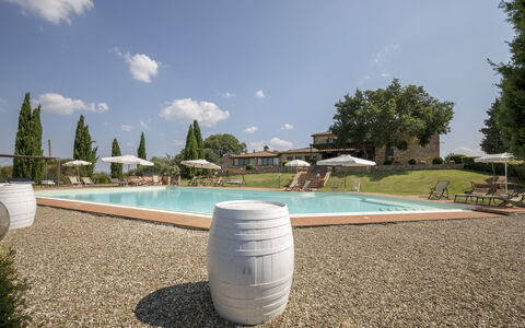 Villa Sulle Crete: Wasser, Himmel, Pflanze, Wolke, Wasservorräte, Daytime, Schwimmbad, Baum, Grundstueck, Gras