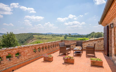 Villa Sulle Crete: Wolke, Himmel, Pflanze, Gebäude, Holz, Baum, Grundstueck, Blumentopf, Backstein, Fenster