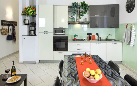 Apartment Fernanda 2 - Levanto: Essen, Eigentum, Countertop, Cabinetry, Küche, Küchengerät, Interior Design, Haushaltsgerät, Geschirr, Orange