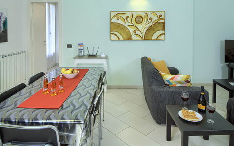 Apartment Fernanda 2 - Levanto: Tabelle, Möbel, Eigentum, Bilderrahmen, Gebäude, Textil, Interior Design, Stuhl, Fussboden, Flooring