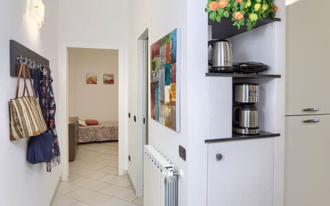 Apartment Fernanda 2 - Levanto: Eigentum, Weiss, Interior Design, Regal, Regale, Wand, Gas, Blume, Flooring, Holz