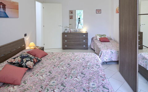 Apartment Fernanda 2 - Levanto: Möbel, Cabinetry, Komfort, Bettrahmen, Schublade, Gebäude, Holz, Kommode, Fussboden, Flooring