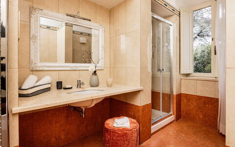 Villa Staggia: Bad Sink, Flooring, Wand, Armatur, Badezimmer, Fussboden, Sinken, Interior Design, Zapfhahn, Installation