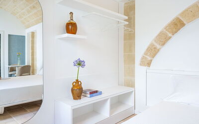 Carrubo - Mastropà: Holz, Interior Design, Beleuchtung, Regale, Pflanze, Flooring, Fussboden, Wohnzimmer, Wand, Zimmerpflanze
