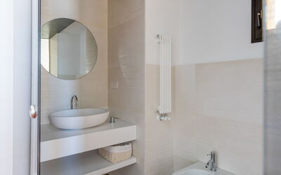 Ginestra - Mastropà: Spiegel, Zapfhahn, Sinken, Bad Sink, Armatur, Badezimmer, Interior Design, Holz, Fussboden